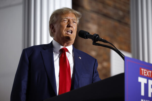 El expresidente de Estados Unidos, Donald Trump, habla en el Trump National Golf Club, en Bedminster, Nueva Jersey, el 13 de junio de 2023. (Chip Somodevilla/Getty Images)
