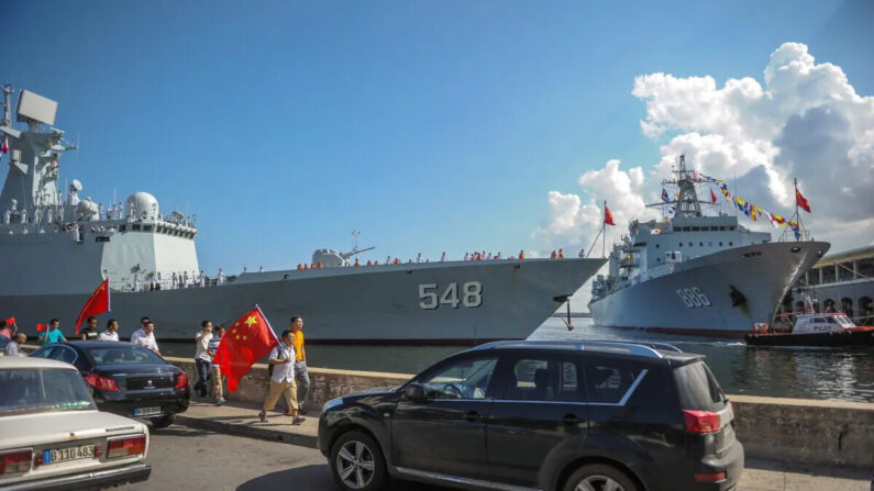 Barcos de la Armada china ingresan al puerto de La Habana, el 10 de noviembre de 2015. (Yamil Lage/AFP a través de Getty Images)
