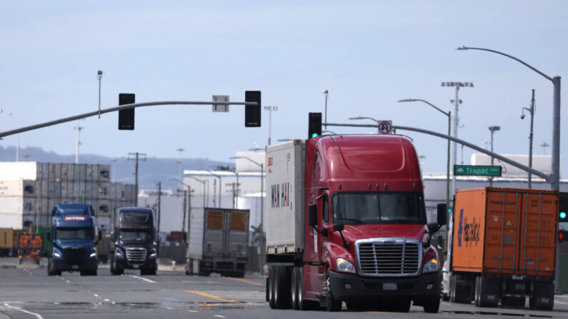 Camiones circulan por el Puerto de Oakland el 31 de marzo de 2023 en Oakland, California. (Justin Sullivan/Getty Images)
