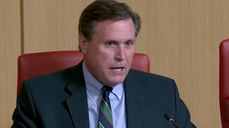 El senador estatal Scott Wilk (R-Santa Clarita)  habla en una audiencia en Sacramento el 13 de junio de 2023. (Captura de pantalla a través del Comité Judicial del Senado del Estado de California)
