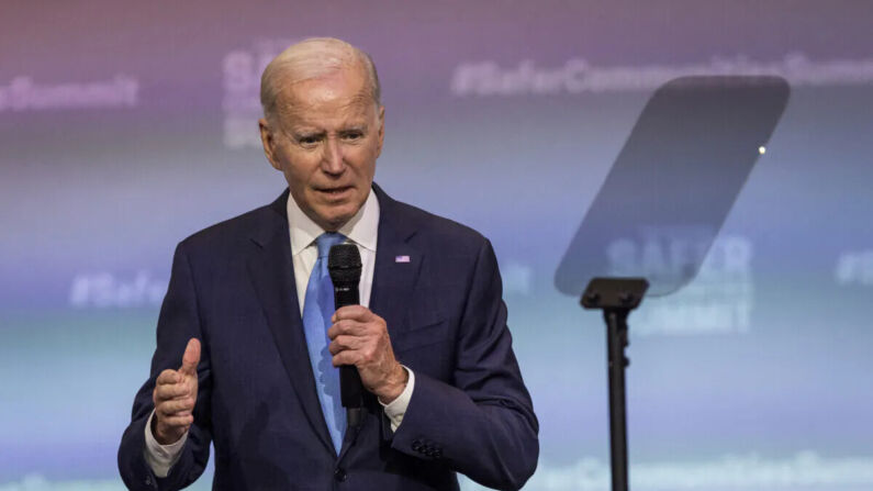 El presidente Joe Biden habla durante la Cumbre Nacional de Comunidades Más Seguras en la Universidad de Hartford, en West Hartford, Conn., el 16 de junio de 2023. (John Moore/Getty Images)