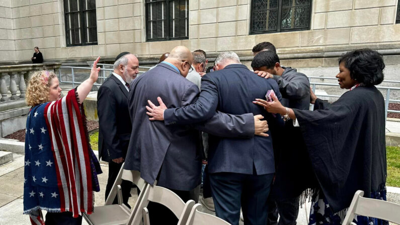 Un grupo de varias confesiones religiosas dirigido por el Center For Garden State Families se reúne para rezar ante el capitolio del estado de Nueva Jersey el Día Nacional de la Oración, en mayo. (FUENTE: Center For Garden State Families)
