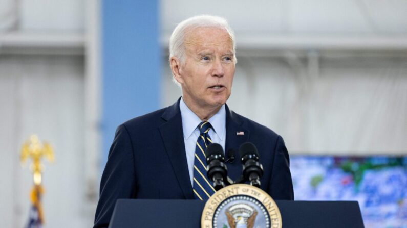El presidente Joe Biden pronuncia un discurso tras una sesión informativa sobre los esfuerzos de reconstrucción y reparación de emergencia de la autopista interestatal 95, en Filadelfia, Pensilvania, el 17 de junio de 2023. (Julia Nikhinson/AFP vía Getty Images)