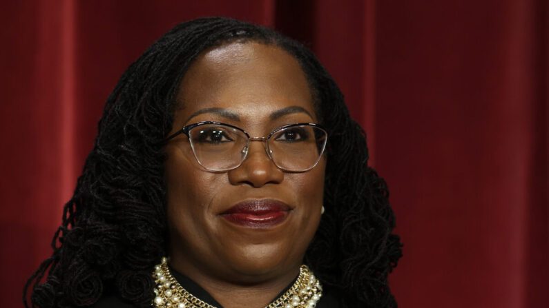 La jueza de la Corte Suprema de EE.UU., Ketanji Brown Jackson, posa para un retrato oficial en Washington, el 7 de octubre de 2022. (Alex Wong/Getty Images)
