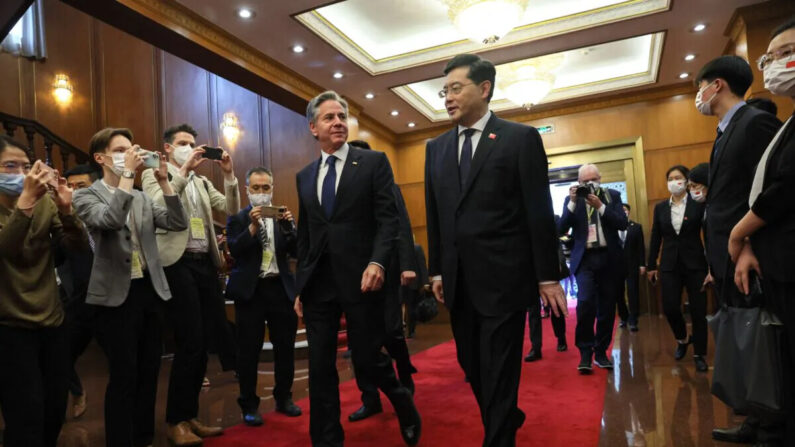 El secretario de Estado de EE.UU., Antony Blinken (izq.), camina con el ministro de Relaciones Exteriores de China, Qin Gang (der.), antes de una reunión en la Casa de Huéspedes Estatal Diaoyutai, en Beijing, el 18 de junio de 2023. (Leah Millis/Pool/AFP a través de Getty Images)
