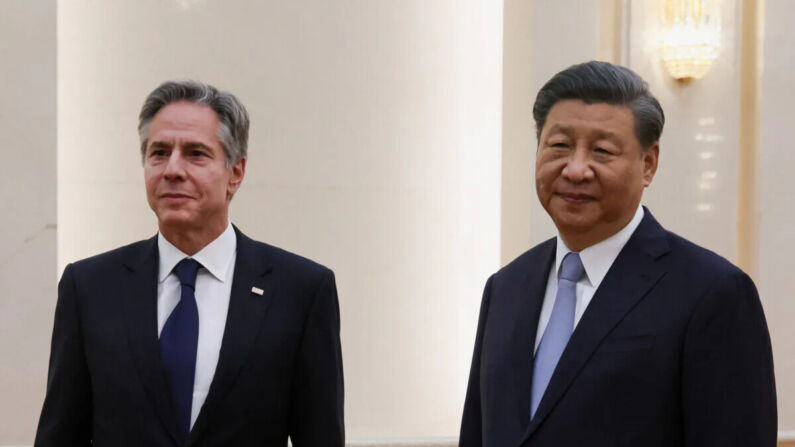El líder chino, Xi Jinping (Der.), recibe al secretario de Estado de EE. UU., Antony Blinken, antes de su reunión en el Gran Salón del Pueblo en Beijing, el 19 de junio de 2023. (Leah Millis/AFP vía Getty Images)
