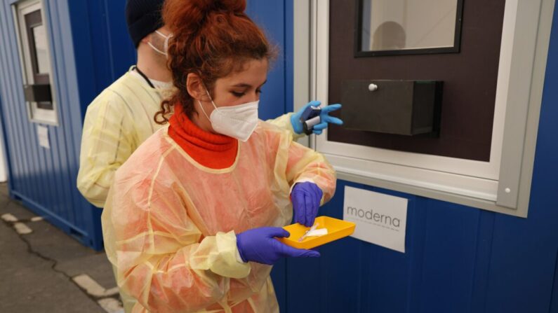 Trabajadores sanitarios preparan vacunas contra el COVID-19 en Berlín, en una imagen de archivo del 10 de febrero de 2022. (Sean Gallup/Getty Images)