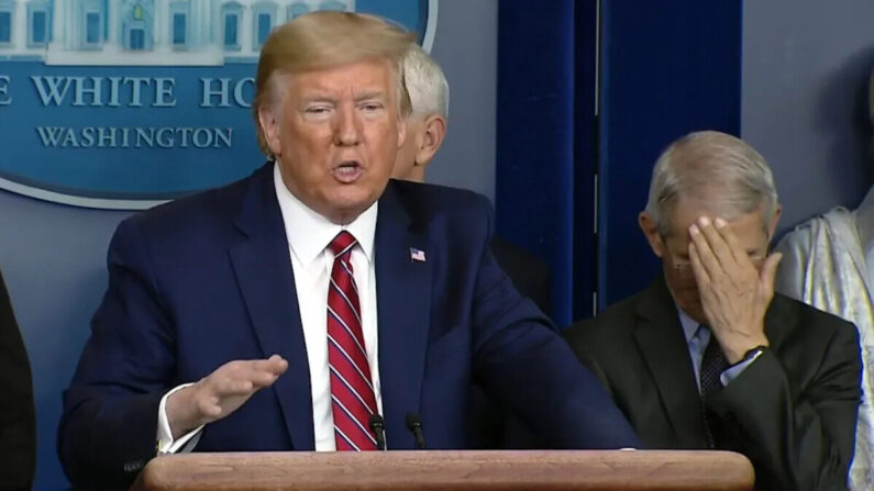 El Dr. Anthony Fauci se cubre la cara mientras el presidente Trump habla durante una sesión informativa sobre el coronavirus. (La Casa Blanca/Captura de pantalla)
