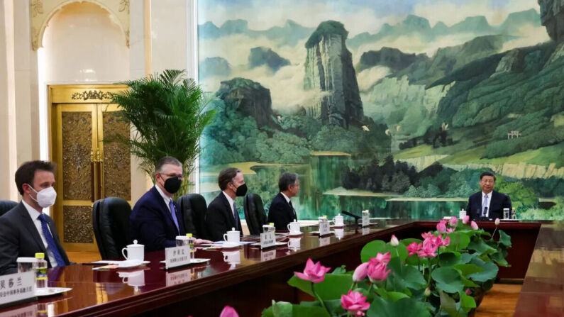 El secretario de Estado de EE. UU., Antony Blinken (cuarto a la izquierda), asiste a una reunión con el líder chino Xi Jinping (Der.) en el Gran Salón del Pueblo en Beijing el 19 de junio de 2023. Xi recibió a Blinken para conversar en Beijing el 19 de junio, culminando dos días de conversaciones de alto nivel del secretario de Estado de EE. UU. con funcionarios chinos. (Leah Millis/Piscina/AFP/Getty Images)