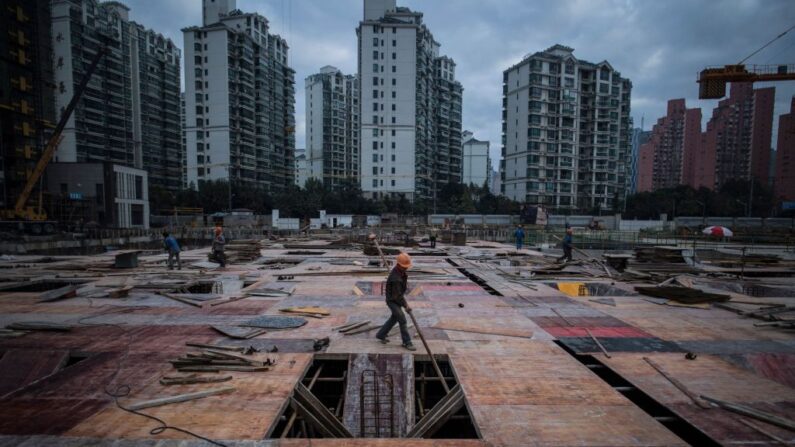 Un hombre trabaja en las obras de construcción de un rascacielos residencial en Shanghái el 29 de noviembre de 2016. (JOHANNES EISELE/AFP vía Getty Images)
