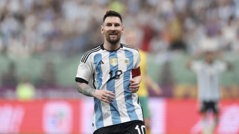 Lionel Messi de Argentina reacciona durante el partido amistoso internacional entre Argentina y Australia en el Estadio de los Trabajadores en Beijing, el 15 de junio de 2023. (Lintao Zhang/Getty Images)