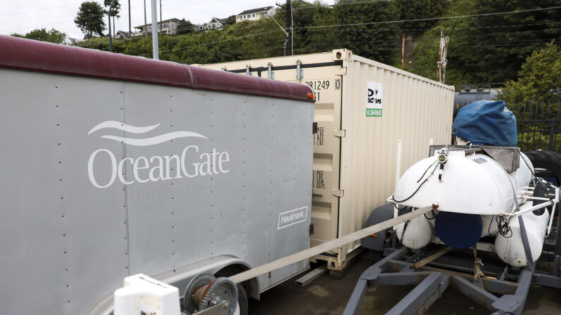 El logotipo de OceanGate sobre un remolque en el astillero del puerto de Everett, en Everett, Washington, el 20 de junio de 2023. (Jason Redmond/AFP vía Getty Images)
