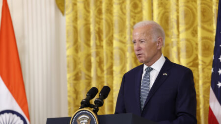 Biden niega haber estado en la habitación con su hijo cuando se envió el mensaje de WhatsApp