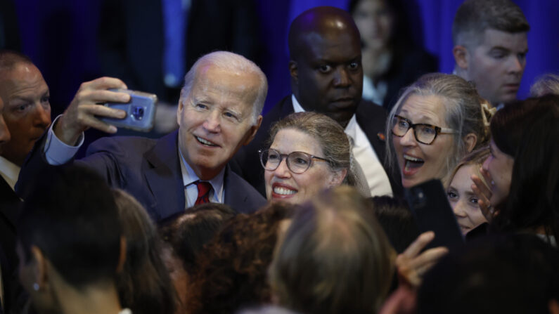 El presidente Joe Biden se toma selfies con simpatizantes durante un mitin con motivo del primer aniversario de la sentencia de la Corte Suprema en el caso Dobbs contra Jackson en el Hotel Mayflower el 23 de junio de 2023 en Washington, DC. (Chip Somodevilla/Getty Images)
