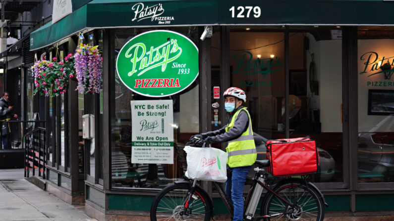 Fotografía de archivo de un repartidor afuera de un restaurante, en su bicicleta, en la ciudad de Nueva York. (Cindy Ord/Getty Images)
