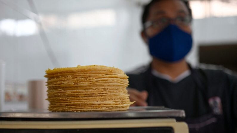 Un trabajador pesa tortillas en una fábrica de tortillas en Ciudad de México, el 21 de septiembre de 2022. (Alfredo Estrella/AFP vía Getty Images)
