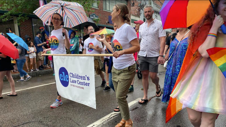 El Children's Law Center of New Hampshire es una de las varias organizaciones que participaron en el desfile del Orgullo Gay en Portsmouth, N.H., el 24 de junio de 2022 (Alice Giordano/The Epoch Times)
