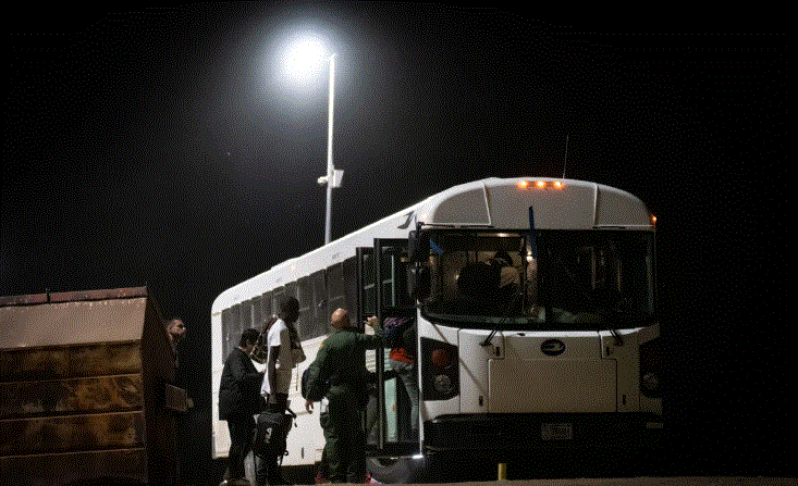 Inmigrantes ilegales se preparan para ser transportados en autobús a las instalaciones de procesamiento de la Patrulla Fronteriza, en Yuma, Arizona, el 18 de mayo de 2023. (John Fredricks/The Epoch Times)