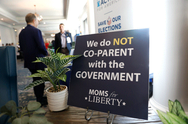 Un cartel que dice "no compartimos nuestra paternidad con el gobierno" se ve en un pasillo durante la Cumbre inaugural de Moms For Liberty en el Tampa Marriott Water Street, en Tampa, Florida, el 15 de julio de 2022. (Octavio Jones/Getty Images)