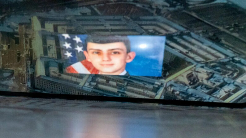 El guardia nacional, Jack Teixeira, reflejado en una imagen del Pentágono, en Washington, el 13 de abril de 2023. (Stefani Reynolds/AFP vía Getty Images)
