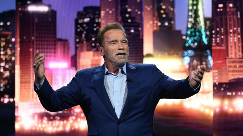 El actor austriaco-estadounidense y exgobernador de California, Arnold Schwarzenegger, habla sobre energía limpia durante el Consumer Electronics Show (CES), en Las Vegas, el 4 de enero de 2023. (Patrick T. Fallon/AFP vía Getty Images)
