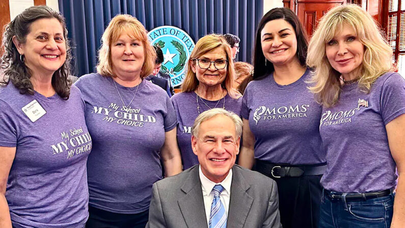 El gobernador de Texas, Greg Abbott (centro), posa para una foto con miembros de Moms for America, el 11 de abril de 2023. (Cortesía de Moms for America)
