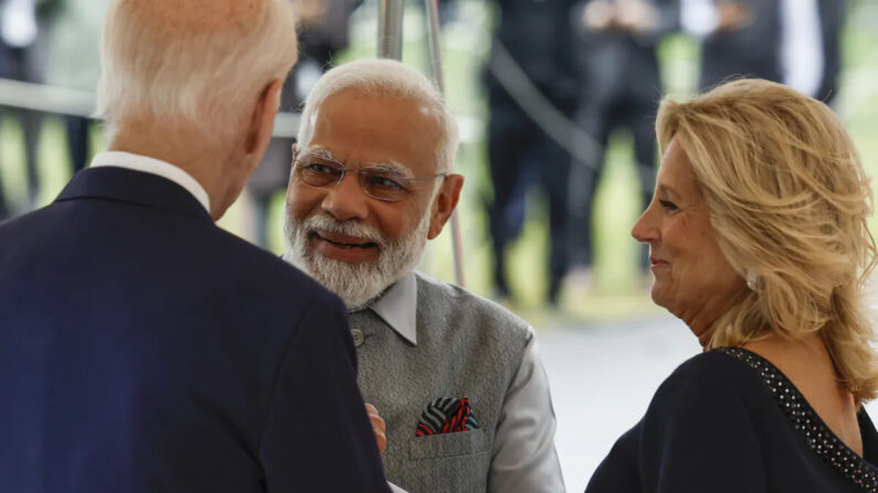 El presidente de EE.UU., Joe Biden, y la primera dama, Jill Biden, dan la bienvenida al primer ministro indio, Narendra Modi (centro), a la Casa Blanca, en Washington, el 21 de junio de 2023. (Anna Moneymaker/Getty Images)
