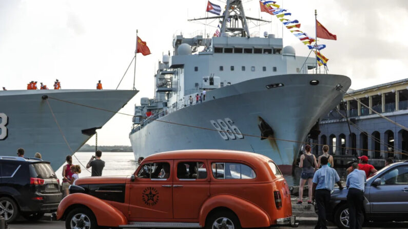 El buque de reabastecimiento de la Armada china, el 886 Qiandaohu, en el puerto de La Habana, Cuba, el 10 de noviembre de 2015. (Yamil Lage/AFP vía Getty Images)
