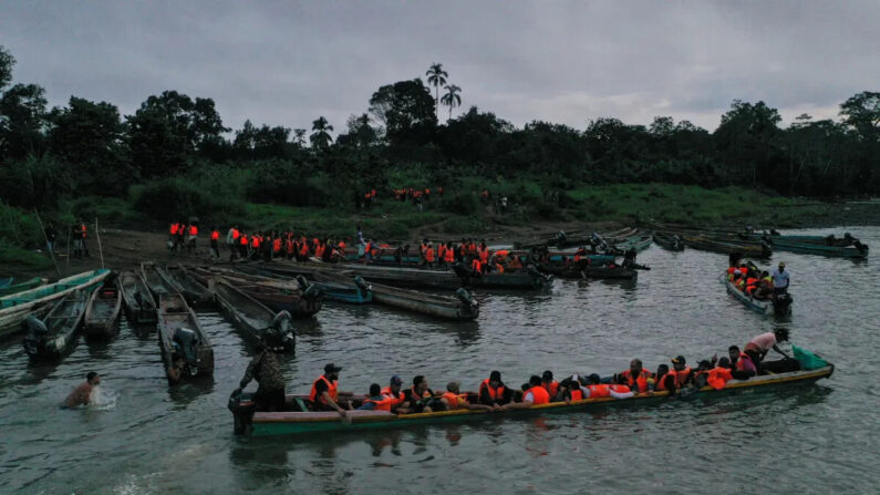 Migrantes, que se dirigían a Estados Unidos, viajan a través de la selva en la provincia del Darién, Panamá, el 13 de octubre de 2022. (Luis Acosta/AFP vía Getty Images)

