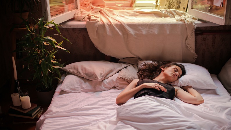 Según datos de los Centros para el Control y la Prevención de Enfermedades de EE.UU., aproximadamente un tercio de los adultos en Estados Unidos afirma no dormir lo suficiente. (Cottonbro Studio/pexels)
