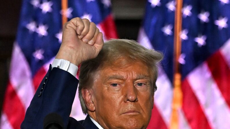 El expresidente estadounidense Donald Trump hace un gesto tras pronunciar un discurso en el Trump National Golf Club Bedminster en Bedminster, Nueva Jersey, el 13 de junio de 2023. (Ed Jones/AFP vía Getty Images)