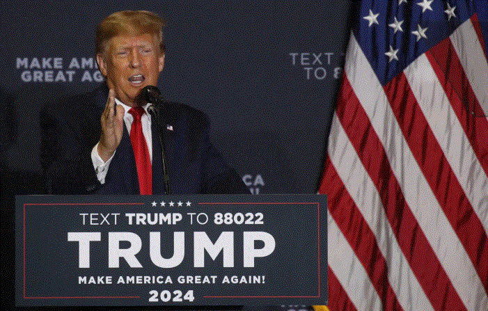 El expresidente Donald Trump habla en un mitin de campaña en Manchester, Nuevo Hampshire, el 27 de abril de 2023. (Spencer Platt/Getty Images)