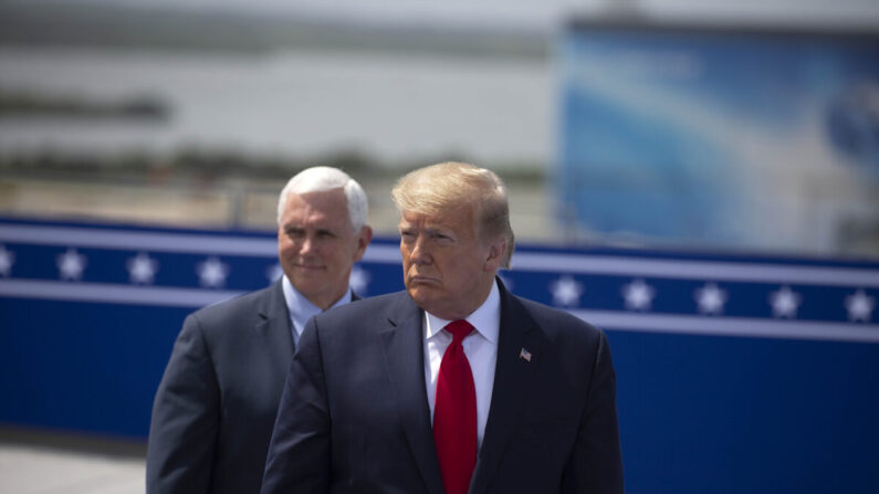 El entonces vicepresidente Mike Pence, a la izquierda, y el entonces presidente Donald Trump esperan en el como se ve en una foto tomada el 30 de mayo de 2020. (Saúl Martínez/Getty Images)