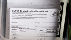 Condenan a farmacéutico por robar y vender tarjetas de vacunación contra COVID en internet