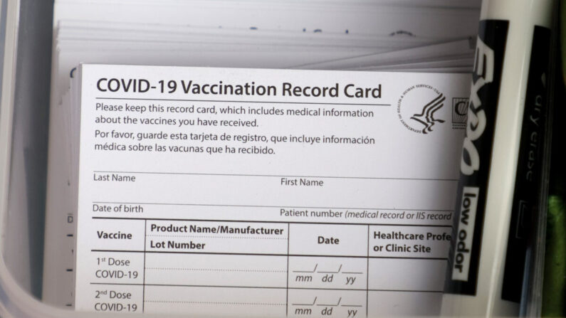 Se apilan tarjetas de vacunación contra el COVID-19 en blanco en una clínica de vacunación en Las Vegas, Nevada, el 21 de diciembre de 2021. (Ethan Miller/Getty Images)
