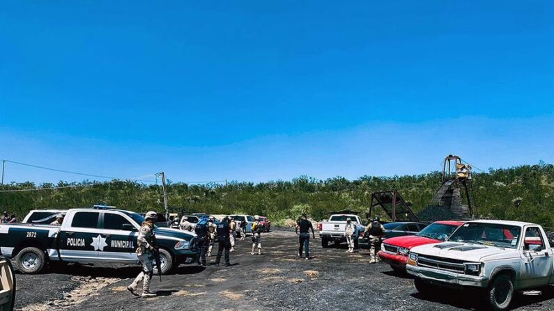 Fotografía cedida el 18 de julio de 2023, por el Gobierno de Coahuila donde se observa a personal de la Guardia Nacional (GN) y policía municipal al resguardo de la zona donde ocurrió un accidente en un pozo de carbón, en el municipio de Sabinas (México). EFE/ Gobierno de Coahuila