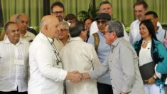 Gobierno colombiano y el ELN firman los protocolos de cese al fuego y participación
