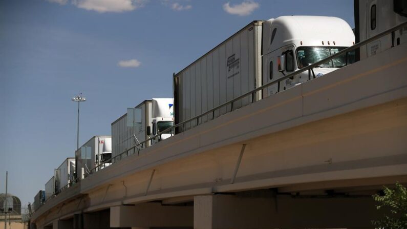 Conductores de camiones hacen fila para cruzar a Estados Unidos, el 26 de julio de 2023, en el puente Internacional Zaragoza, en la fronteriza Ciudad Juárez, México. (EFE/ Luis Torres)