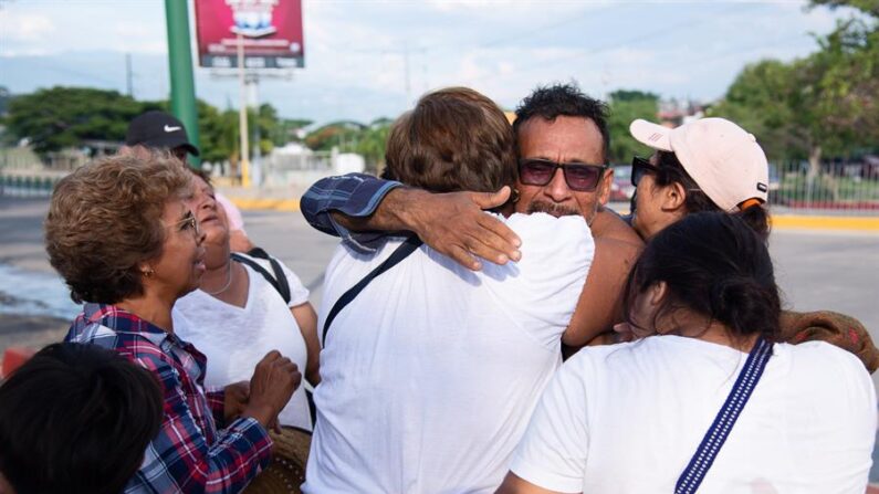 Llegada de los 16 trabajadores de la Secretaría de Seguridad de México secuestrados, el 30 de junio de 2023 afuera de las instalaciones de la Secretaría de Seguridad estatal de Chiapa de Corzo, Chiapas (México). EFE/Carlos López
