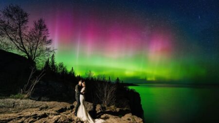 Pareja tiene “súper suerte” con su foto de boda única, iluminada con una hermosa aurora boreal