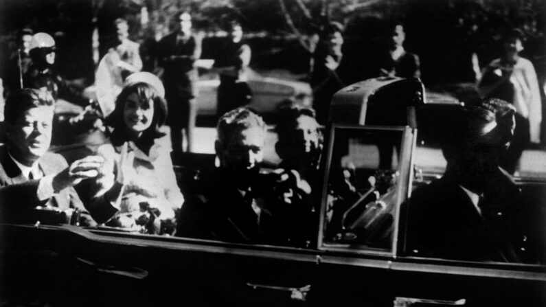 El presidente John F. Kennedy y su esposa Jacqueline, poco antes de su asesinato en Dallas, Texas, el 22 de noviembre de 1962. (AFP/Getty Images)

