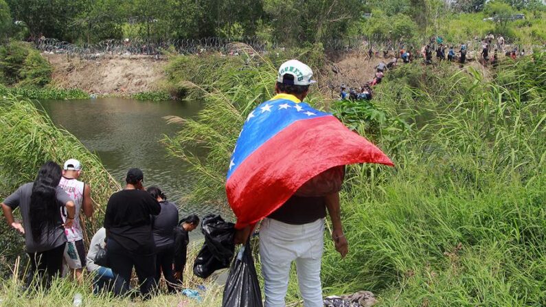 Fotografía de archivo en donde se observa a varios migrantes cruzando el río Bravo para intentar ingresar a Estados Unidos en Matamoros (México). EFE/Abrahan Pineda-Jacome
