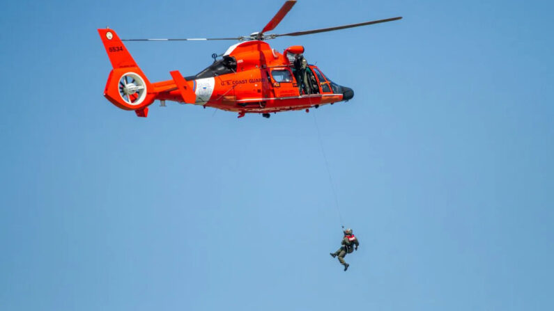 Un helicóptero de la Guardia Costera de EE.UU. en una foto de archivo. (Colin Fredericson/The Epoch Times)
