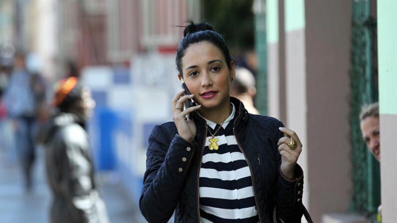 Fotografía de archivo en donde se observa a una mujer hablando por su teléfono celular. (EFE/Alejandro Ernesto)