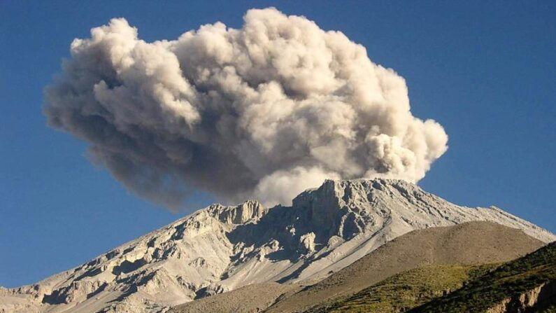 Fotografía de archivo en la que se registró una gran fumarola expelida por el volcán Ubinas, que tiene una altitud de 5670 km sobre el y nivel del mar y está ubicado a 1100 km al sur de Lima (Perú). EFE/Str