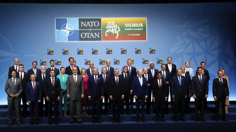 Foto de familia de los líderes en la cumbre de la OTAN. EFE/EPA/TOMS KALNINS
