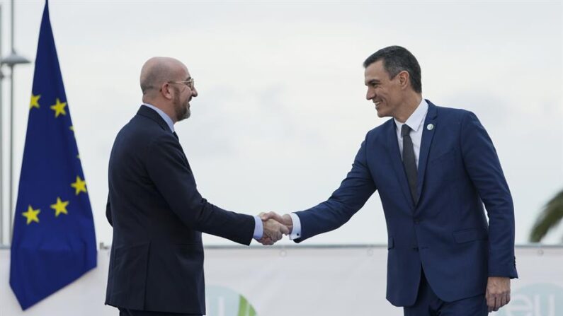 Imagen de archivo del presidente del Gobierno, Pedro Sánchez, y el presidente del Consejo Europeo, Charles Michel. EFE/ Biel Aliño
