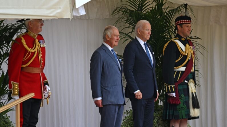 El presidente Joe Biden (2R) y el Rey Carlos III (2L) en el estrado, durante una ceremonia de bienvenida en el cuadrilátero del castillo de Windsor en Windsor, Reino Unido, el 10 de julio de 2023.