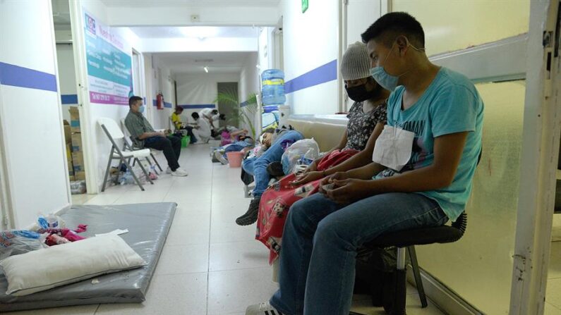 Fotografía de archivo donde aparecen varios migrantes centroamericanos en un hospital para ser atendidos después de un accidente. EFE/Carlos López