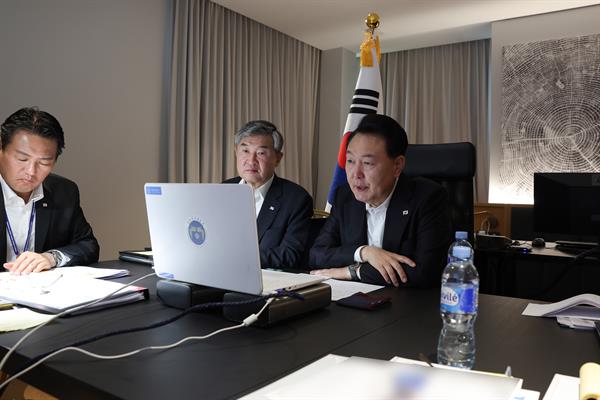 El presidente surcoreano, Yoon Suk Yeol preside en Vilna una reunión de emergencia del Consejo de Seguridad Nacional (NSC). EFE/EPA/South Korean Presidential Office.
